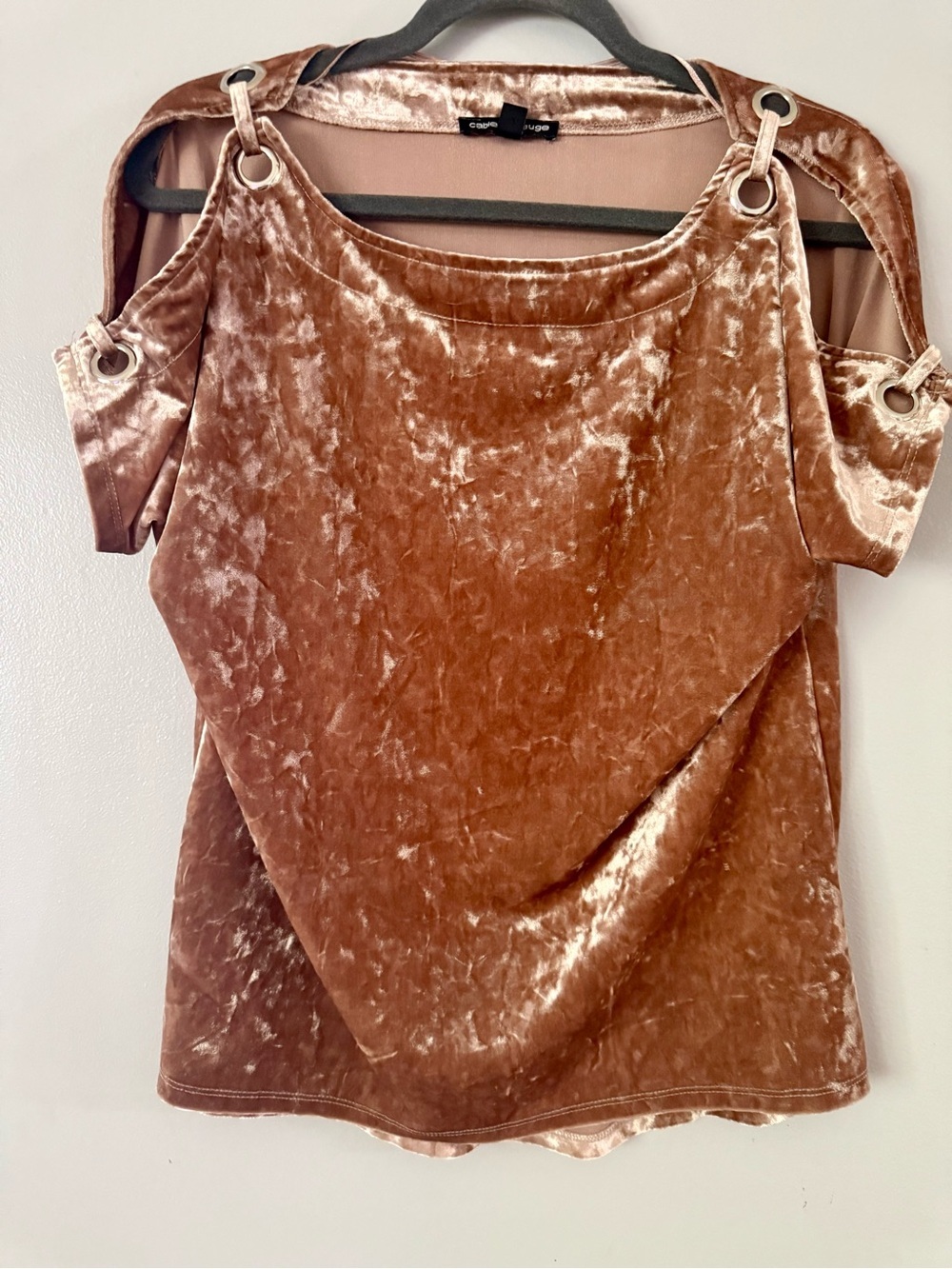 😸Cable & Gauge Rose Gold Crushed Velour Cold Shoulder Top Size M